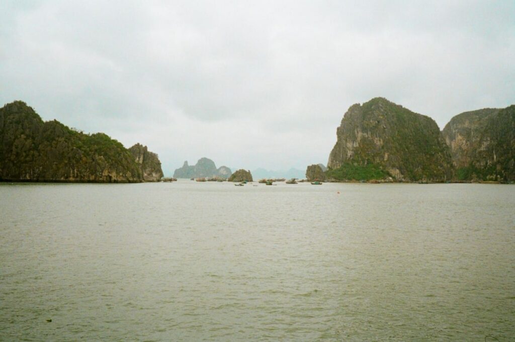 Rocky islands rise out of the water.-Sandakan Maleisië