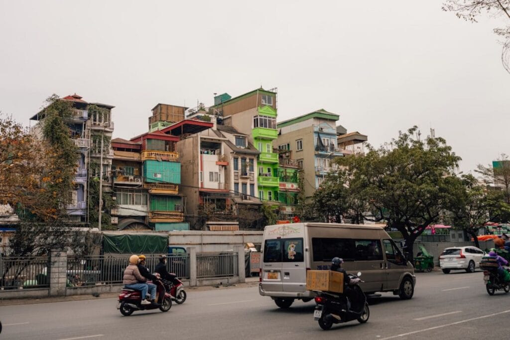 Beste reistijd Hoi An 1 Colorful buildings and traffic in a bustling city.-Hoi An Vietnam weather