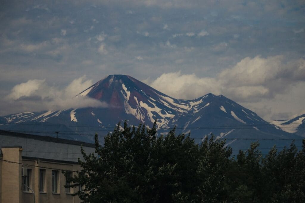 Wat te doen in Zugdidi: De 6 beste plekken 1 Snow-capped volcano peaks under cloudy skies-Zugdidi Georgia