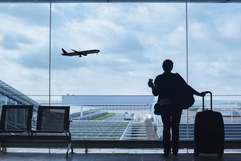 Eenzaamheid solo reizen vliegveld