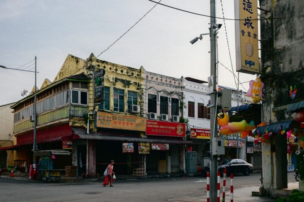 Route van Koh Tao naar Chumphon | reistijd, kosten en tips 1 Colorful old buildings on a street corner-Koh Tao road