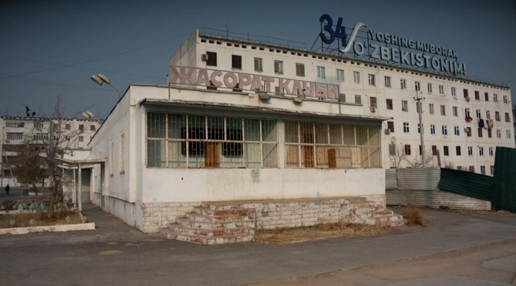 Waar ligt Oezbekistan — Kaart, Ligging & Geografie 1 Abandoned factory building with signs in cyrillic-Uzbekistan