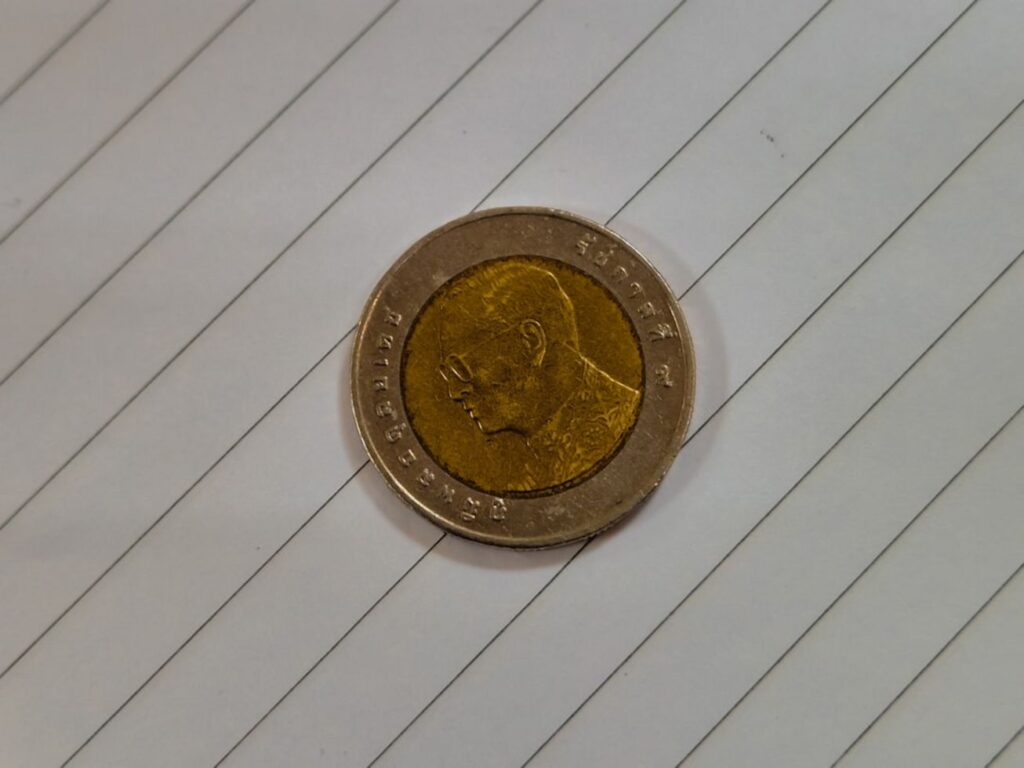 Geld in Thailand: valuta, koers & hoe betalen werkt 1 A close-up of a coin with a profile-thailand money