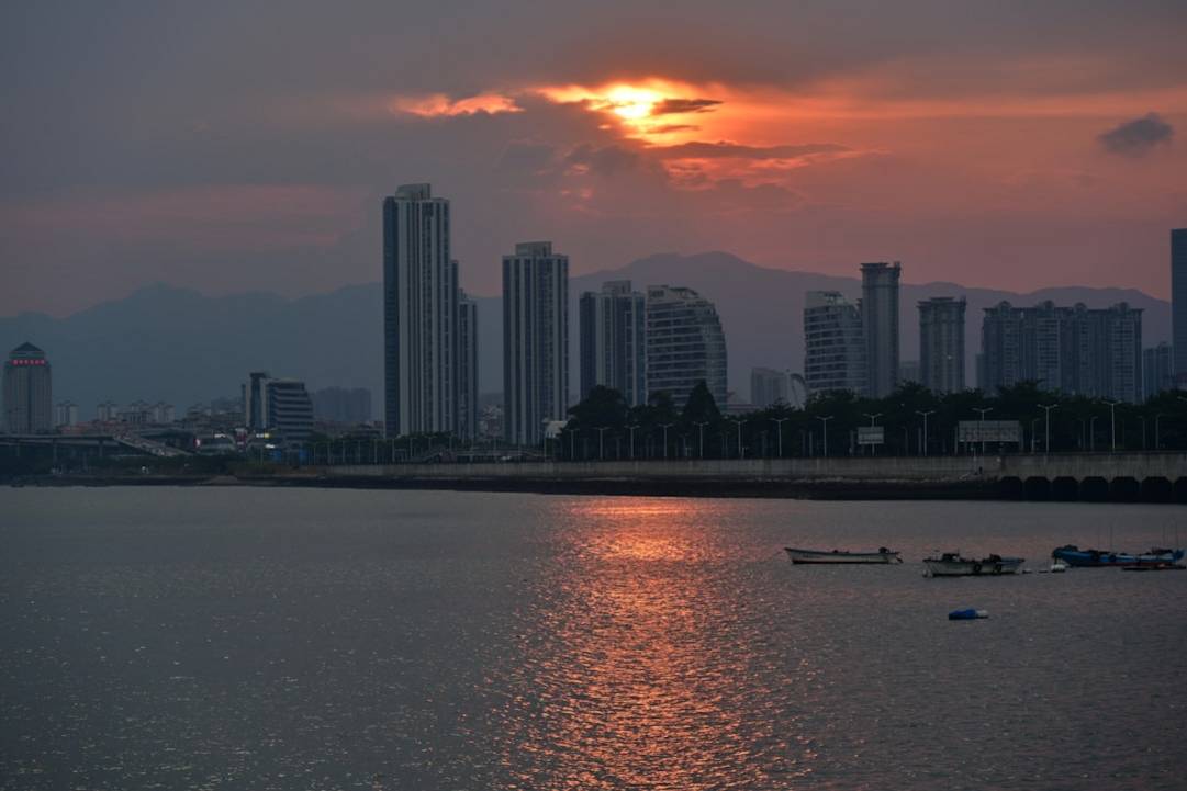 Sanya Tropisch Paradijs: De Onverbiddelijke Realiteit van Commercieel Vermaak