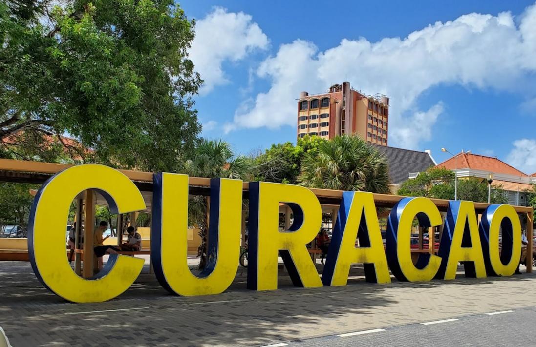 costs Aruba vs Curaçao