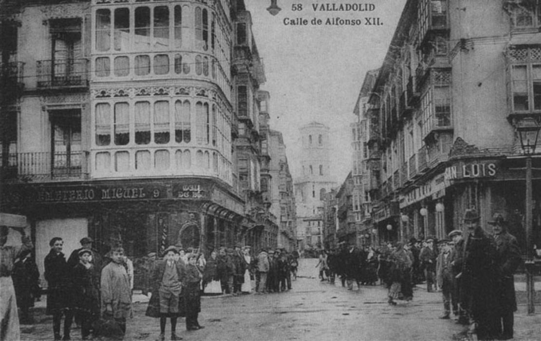 De ochtendzon valt zacht op de gevels rondom het centrale plein van Valladolid, waar de Mercado Municipal tot leven komt.