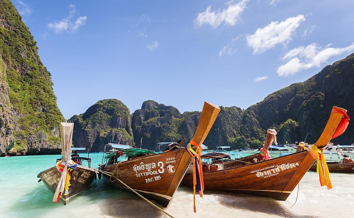 Top 11 activiteiten in Koh Phi Phi: viewpoint hike, Maya Bay en snorkelen 3 Vanaf het Phi Phi Viewpoint zie je de kalkstenen eilanden en turquoise wateren in het ochtendlicht.